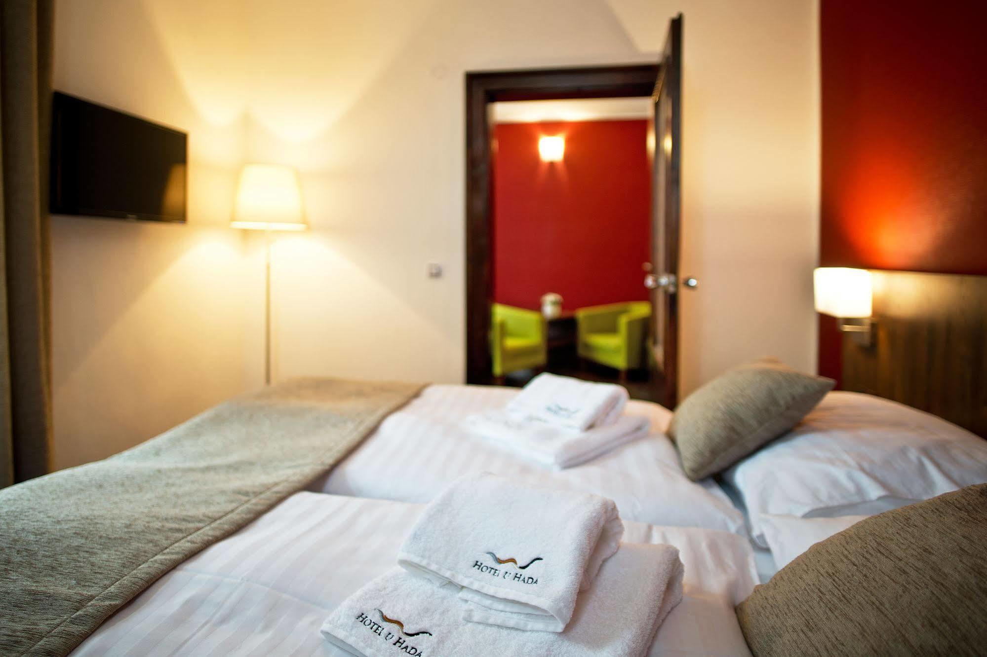 Hotel U Hada Žatec Bagian luar foto