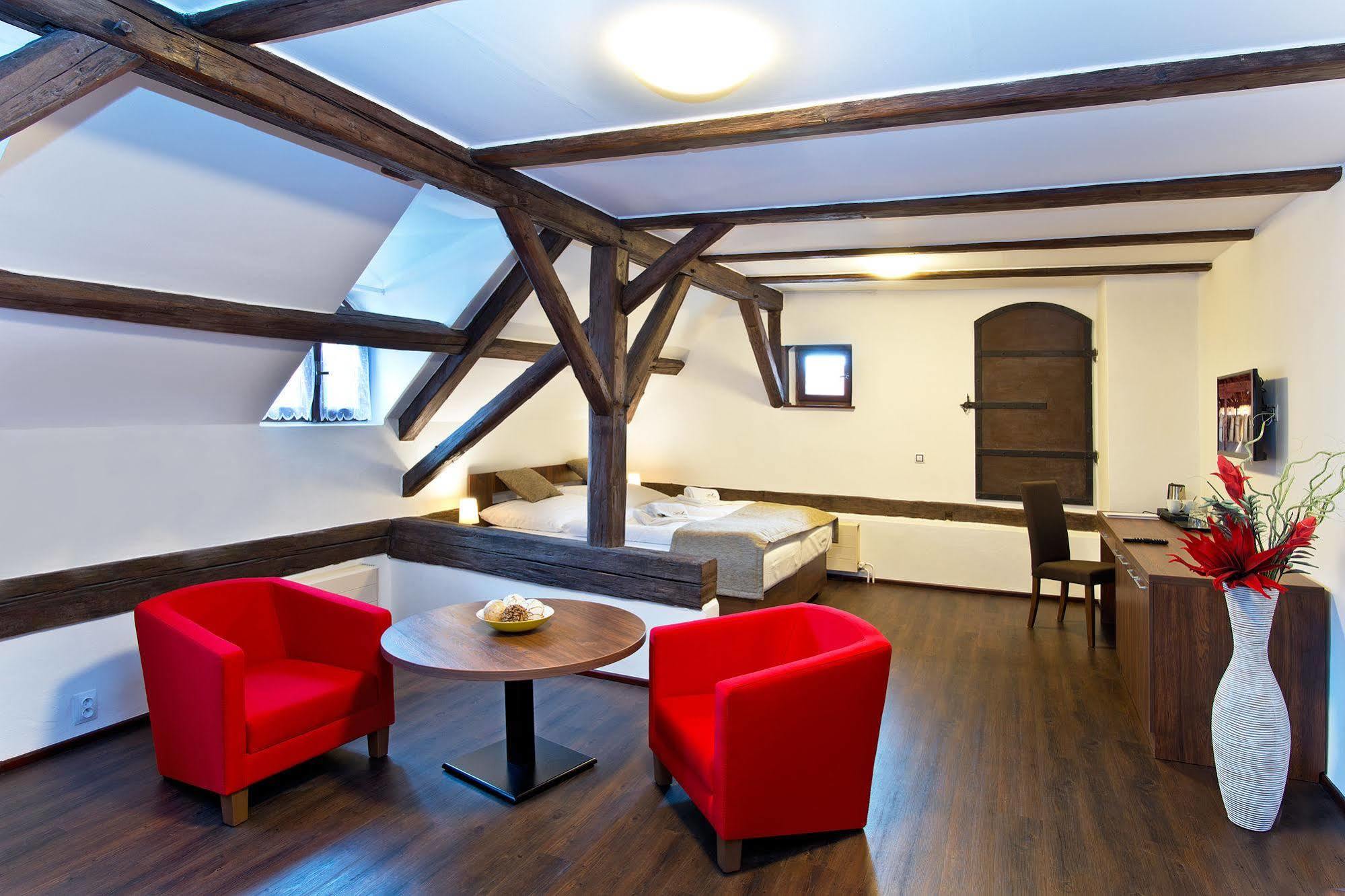 Hotel U Hada Žatec Bagian luar foto