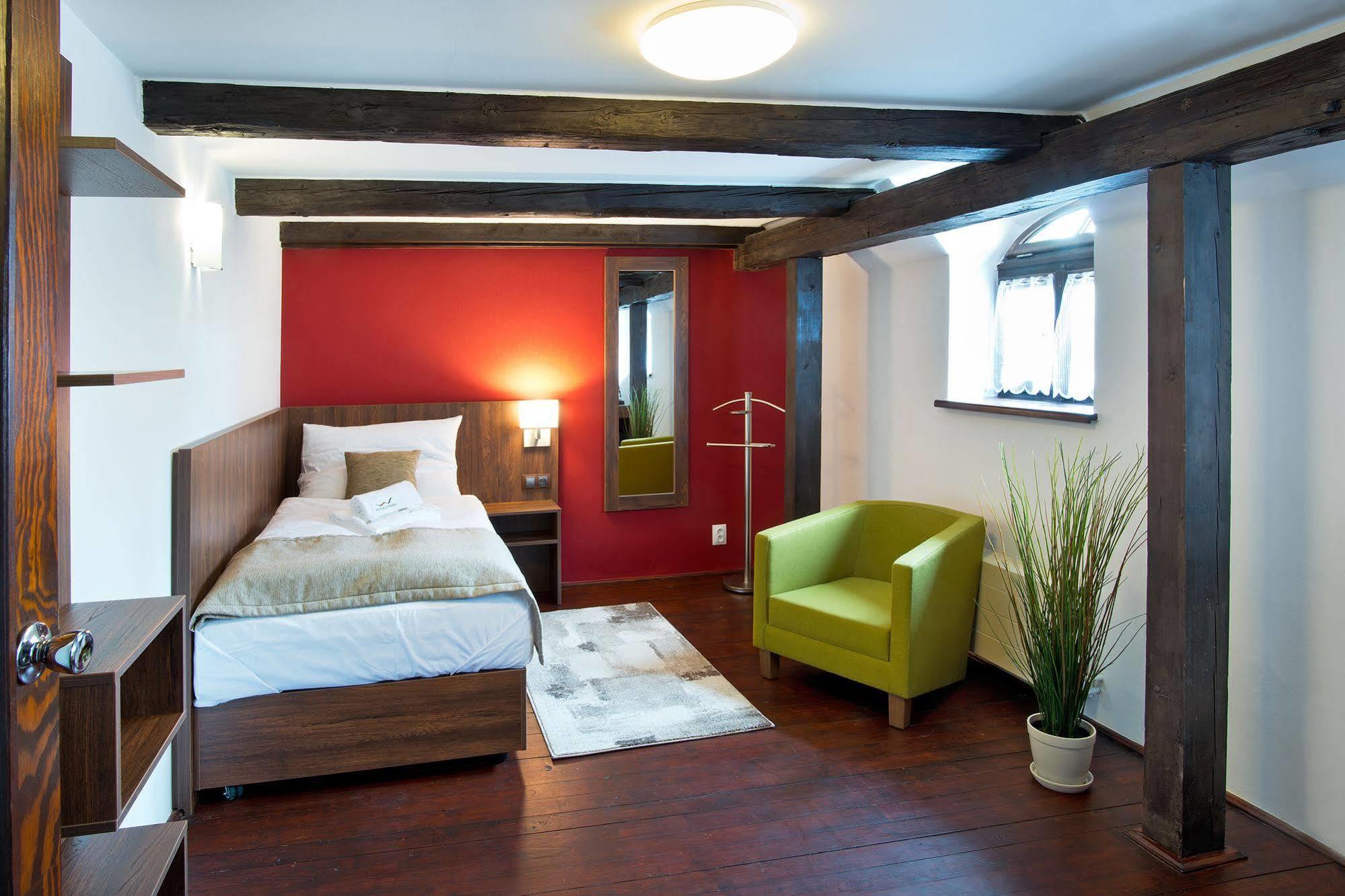 Hotel U Hada Žatec Bagian luar foto