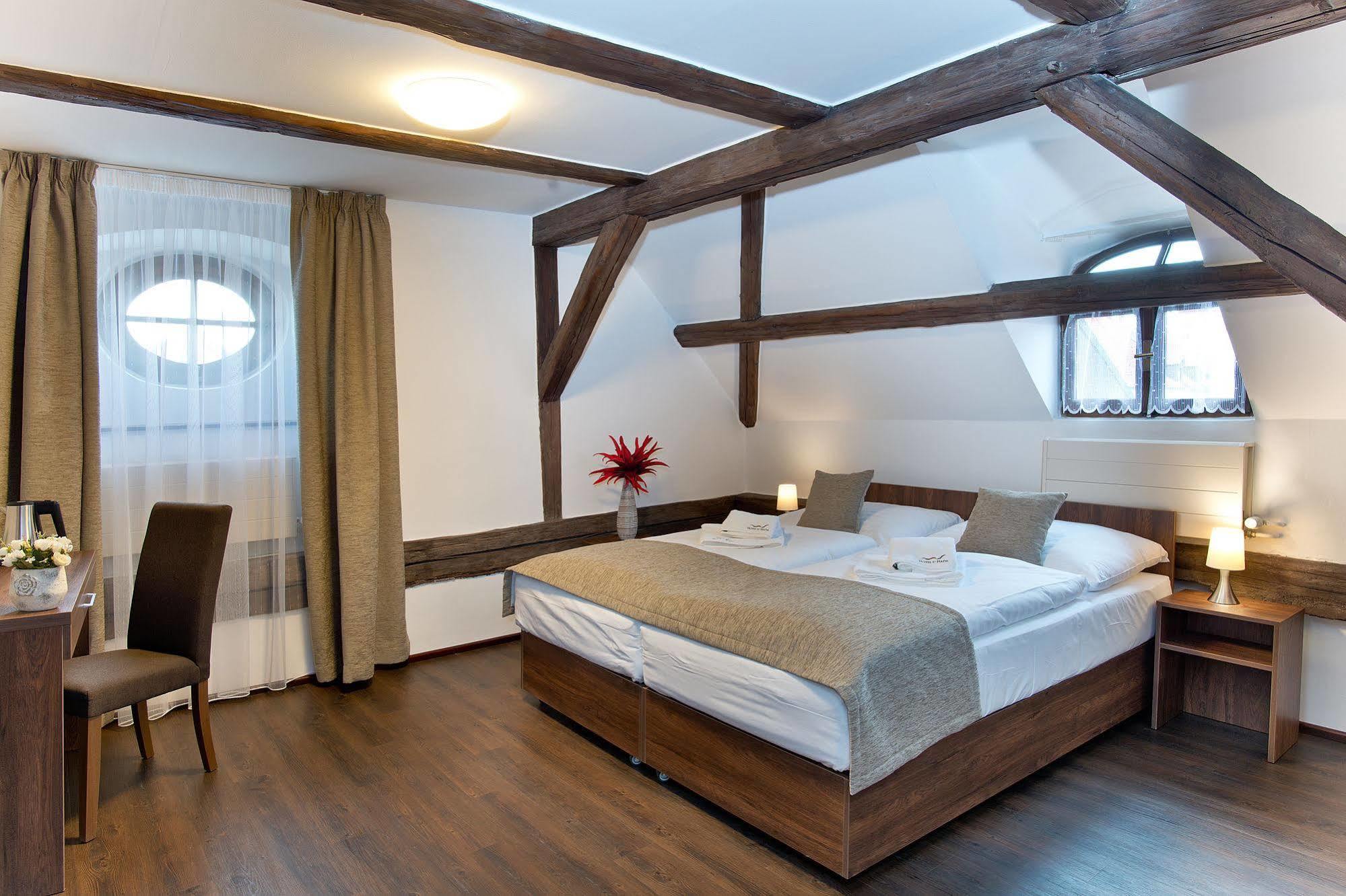 Hotel U Hada Žatec Bagian luar foto