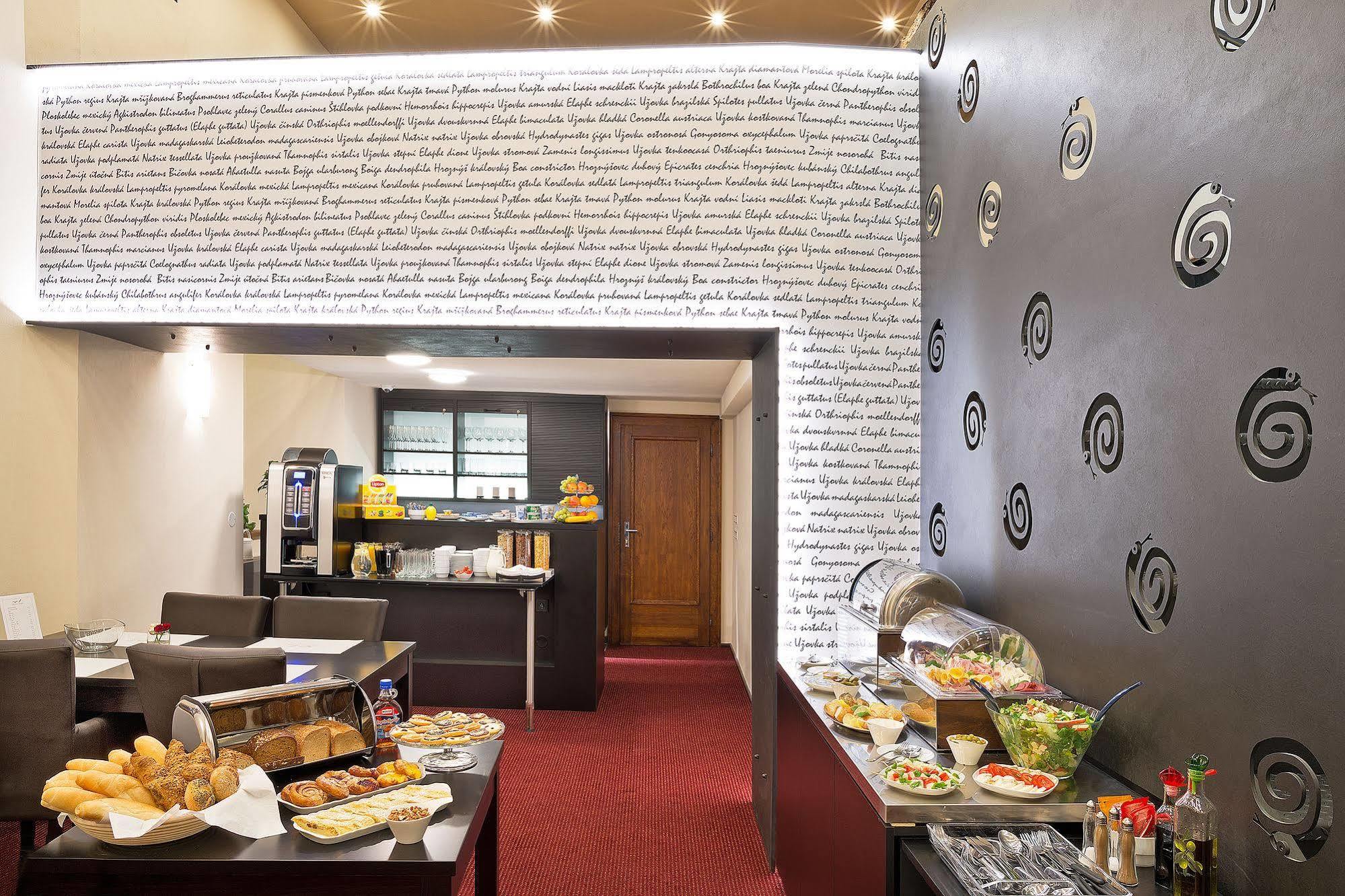 Hotel U Hada Žatec Bagian luar foto